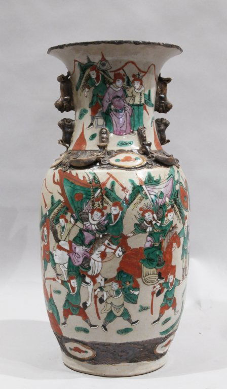 Vaso in porcellana decorato con scene di: Vaso in porcellana decorato con scene di battaglie in policromia, Cina sec.XIX h.cm.42 (piccola sbeccatura sul bordo)