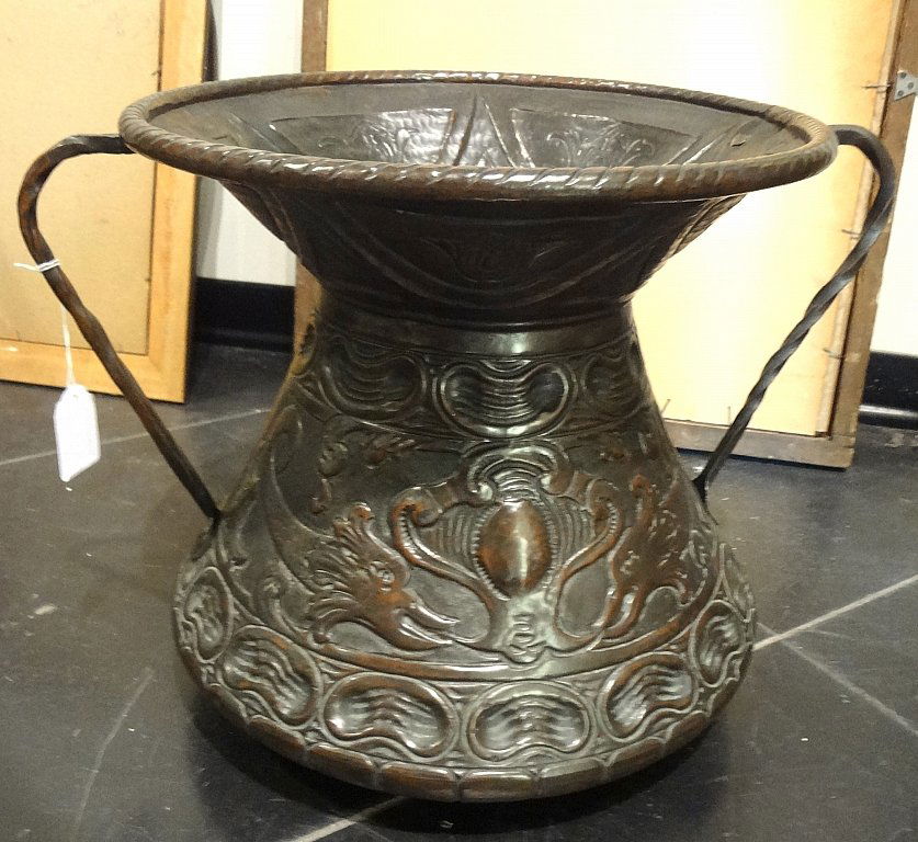 Vaso biansato in rame cesellato,: Vaso biansato in rame cesellato, sec.XIX h.cm.36