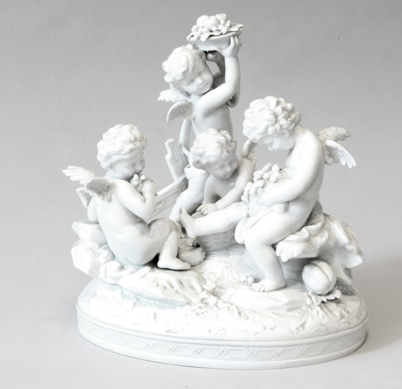 Quattro putti con frutta, gruppo in porcellana: Quattro putti con frutta, gruppo in porcellana bianca cm. 22x22