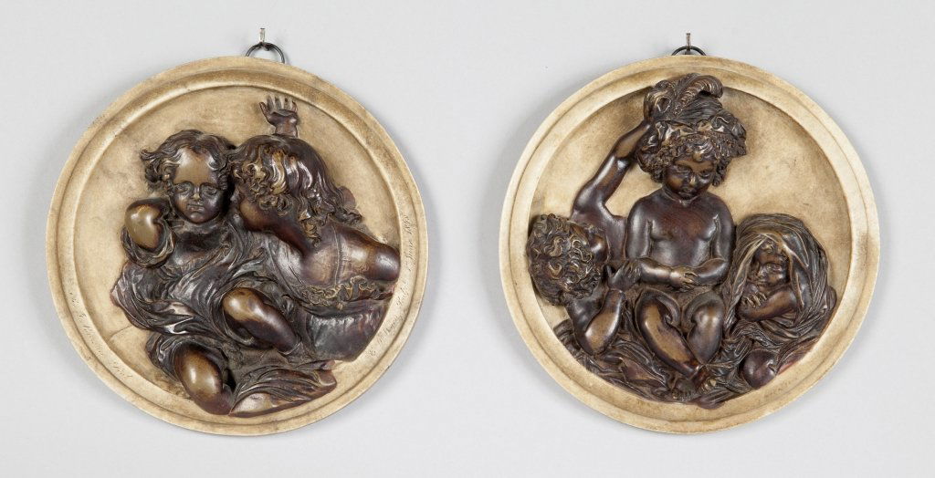 Coppia di placche in bronzo su base in marmo: Coppia di placche in bronzo su base in marmo raffiguranti putti, Francia sec.XIX diam.tot.cm.18 (f.te nel marmo E.B.Wyen)