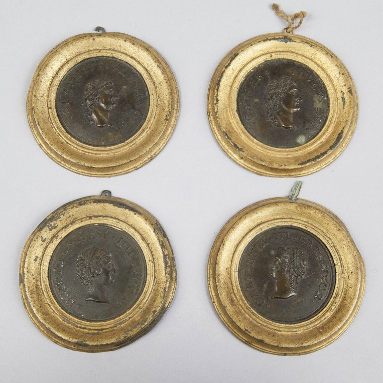 Quattro placchette in bronzo dorato con: Quattro placchette in bronzo dorato con all'interno profili di imperatori e di imperatrici romani, bronzo a patina scura, sec.XVII diam.cm.8