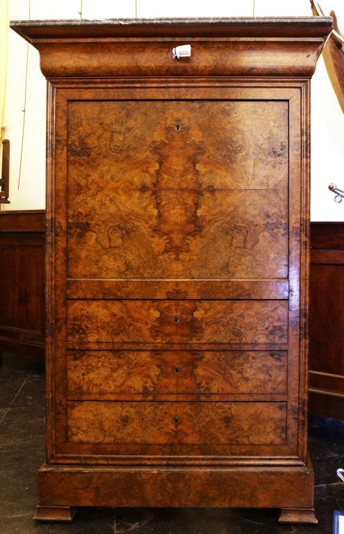 Secretaire in mogano, fronte lastronato in: Secretaire in mogano, fronte lastronato in radica, piano in marmo, Francia sec.XIX cm. 99x44 h. 153