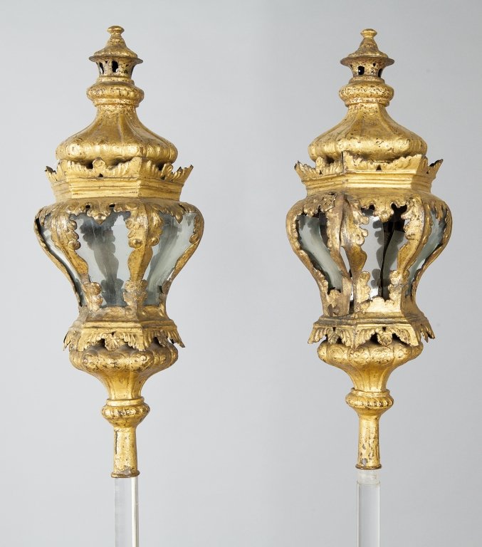 Coppia di lucerne in rame dorato e finemente: Coppia di lucerne in rame dorato e finemente sbalzato, Venezia I metà sec.XVIII h.cm.58