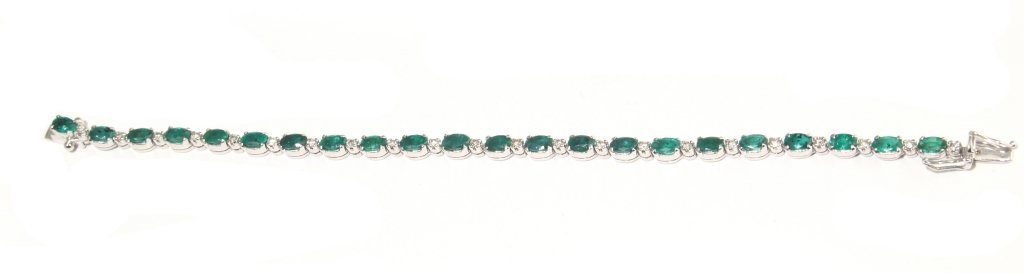 Bracciale in oro bianco con incastonati smeraldi: Bracciale in oro bianco con incastonati smeraldi naturali a taglio ovale per un tot di ct 5,00 circa e piccoli brillanti ct 0,40 circa