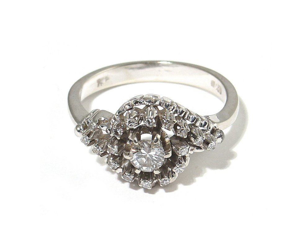 Anello in oro bianco con incastonati brillanti: Anello in oro bianco con incastonati brillanti