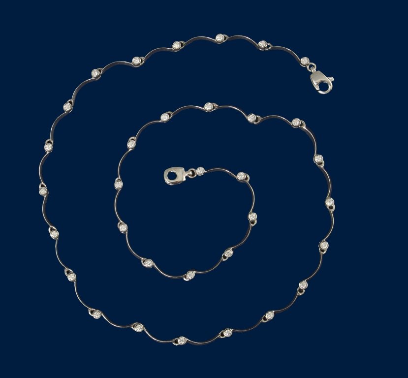 Girocollo in oro bianco con incastonati diamanti,: Girocollo in oro bianco con incastonati diamanti, taglio brillante per ct 0,90 circa