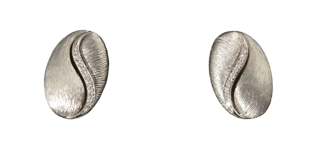 Orecchini in oro bianco lavorazione a spazzola,: Orecchini in oro bianco lavorazione a spazzola, effetto satinato con brillanti ct 0,30 circa