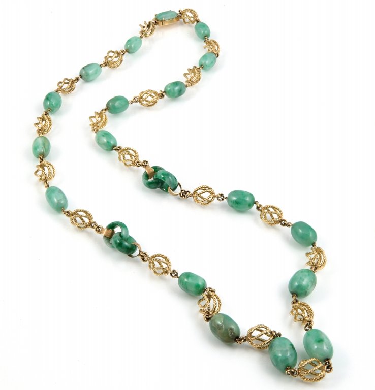 Collana Chanel in oro giallo con barilotti in: Collana Chanel in oro giallo con barilotti in giada