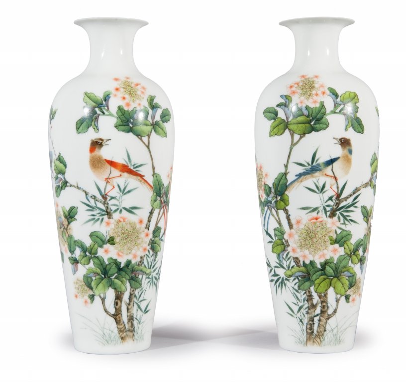 Coppia di vasi in porcellana "guscio di Uovo" con: Coppia di vasi in porcellana "guscio di Uovo" con dipinto floreale e uccelli, Cina 1960/1970 h cm 26