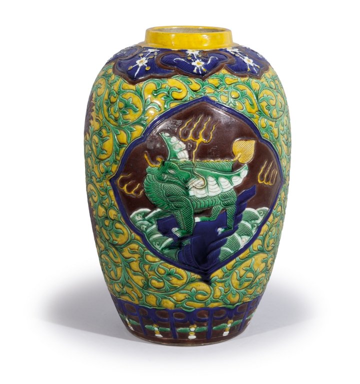 Vaso in terraglia invetriata a fondo giallo e: Vaso in terraglia invetriata a fondo giallo e verde con draghi, sec.XIX h cm 36