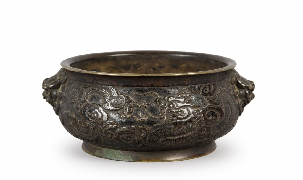 Bruciaincenso in bronzo, rilievi a dragone, Cina: Bruciaincenso in bronzo, rilievi a dragone, Cina sec.XIX diam cm 14 h cm 6