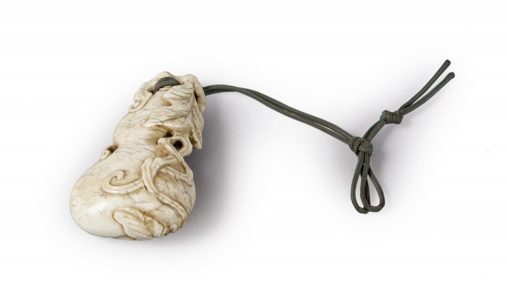 Pendente in pietra dura intagliato a forma di: Pendente in pietra dura intagliato a forma di doppia zucca l cm 6