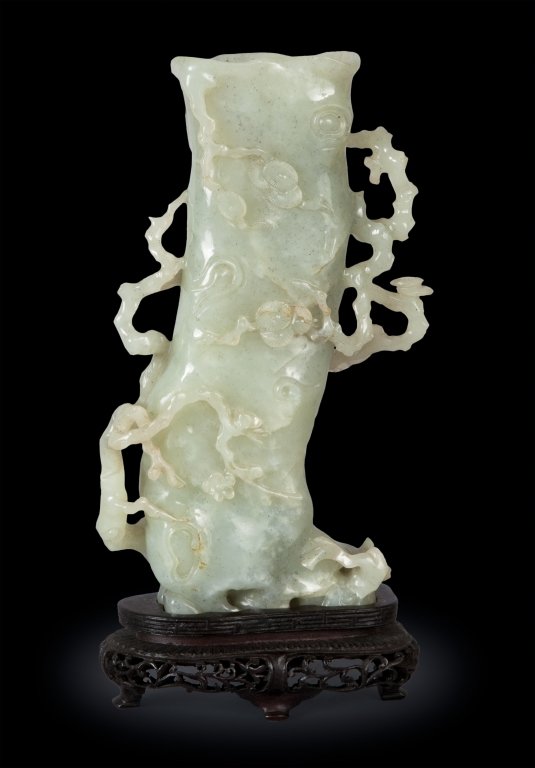 Vaso in giada Celadon intagliata a tronco di: Vaso in giada Celadon intagliata a tronco di albero con fiore, Cina sec.XIX h 18 cm