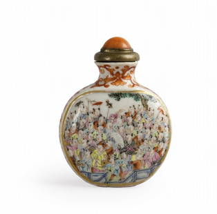 Snuff bottle in porcellana, famiglia Rosa con: Snuff bottle in porcellana, famiglia Rosa con decoro a cento bambini,tappo in corallo,Cina sec.XIX h tot cm 6