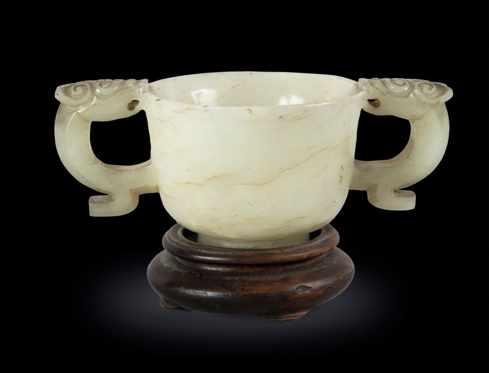 Tazzina in giada bianca e grigia con manici a: Tazzina in giada bianca e grigia con manici a dragone l cm 10,5