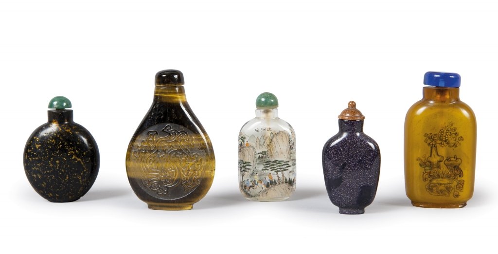 Cinque snuff bottles ( un occhio di tigre, due in: Cinque snuff bottles ( un occhio di tigre, due in vetro dipinto,due in pietra dura)
