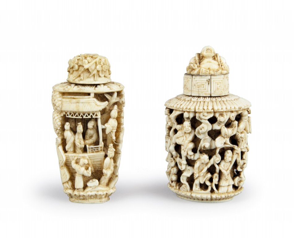 Due snuff bottles in avorio, Cina inizi sec.XX: Due snuff bottles in avorio, Cina inizi sec.XX (h.cm.6)