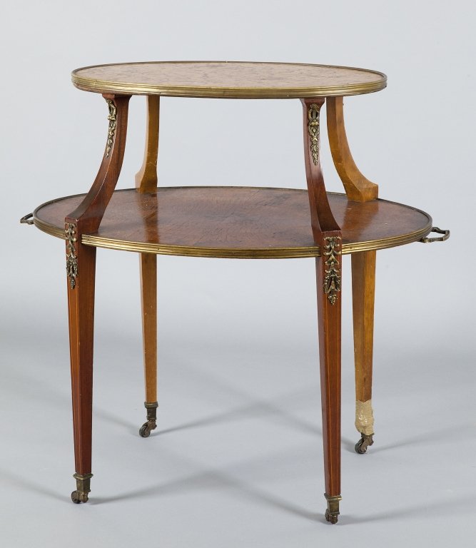 Tavolino a vassoio, piano superiore in marmo,: Tavolino a vassoio, piano superiore in marmo, Inghilterra sec.XIX cm. 78x51 h. 80