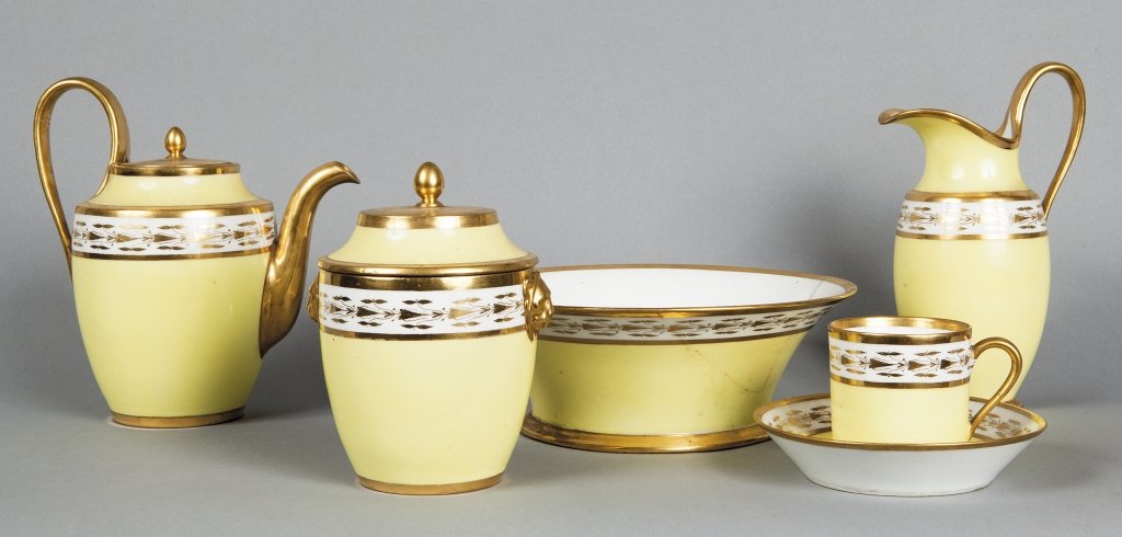 Servizio da caffÃ¨ in porcellana bianca e gialla: Servizio da caffÃ¨ in porcellana bianca e gialla con profili dorati composta da: caffettiera, lattiera, zuccheriera, coppa (rotture), sei tazzine con piattino, marcato sul fondo M.N.De Sevres