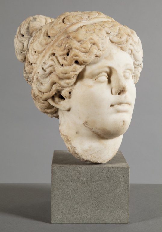 Testa muliebre, scultura in marmo: Testa muliebre, scultura in marmo bianco h.cm.34