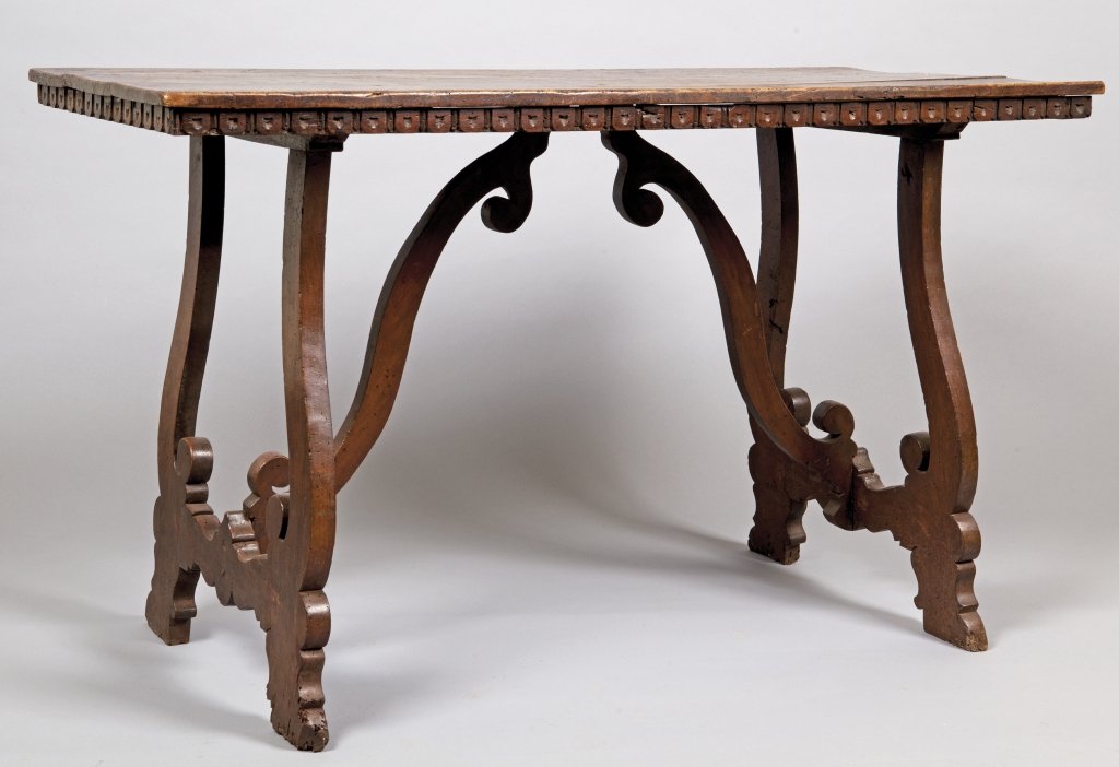 Fratina in noce con gambe a lira, fascia: Fratina in noce con gambe a lira, fascia dentellata, sec.XVII cm. 135x60 h. 80
