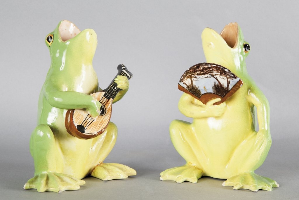Coppia di rane musicanti in ceramica policroma: Coppia di rane musicanti in ceramica policroma f.te alla base Jerome Massier per Vallaoris Francia II metÃ sec. XIX h. cm.17