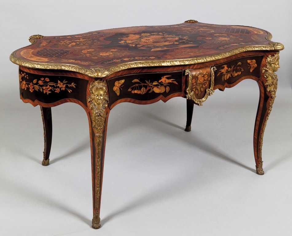 Importante tavolo Napoleone III da centro,: Importante tavolo Napoleone III da centro, finemente intarsiato in legni vari con motivi floreali ed animali, ricca decorazione in bronzo dorato, Francia metÃ sec.XIX cm.160x84xh.78