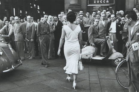 MARIO DE BIASI (1923-2013) Gli italiani si: MARIO DE BIASI (1923-2013) Gli italiani si voltano, Milano 1954/2008 stampa ai sali d'argento, modern print 33x49 cm 40x50 firmata sul retro autentica su foto letteratura: "Mario De Biasi, Ieri Oggi"