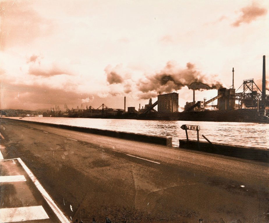 GABRIELE BASILICO (1944-2013): GABRIELE BASILICO (1944-2013) Bilbao 1993 stampa ai sali d'argento - vintage - montate su alluminio 100x120 cm da negativo 6x7 fotografia donata da Gabriele Basilico al collezionista autentica su foto