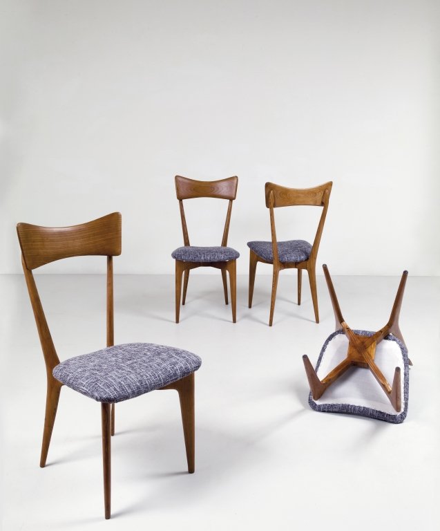 ICO E LUISA PARISI Quattro sedie per: ICO E LUISA PARISI Quattro sedie per ARIBERTO COLOMBO, 1945. Legno di mogano, imbottiture rivestite in tessuto. Altezza cm 92, larghezza 44, profonditÃ 44. Four chairs manufactured by ARIBERTO COLO