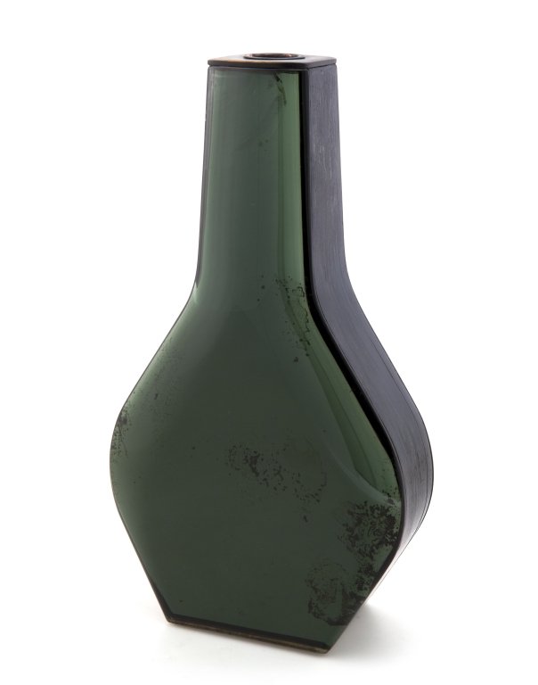 MAX INGRAND Un vaso "2122" per FONTANA ARTE,: MAX INGRAND Un vaso "2122" per FONTANA ARTE, circa 1960. Cristallo colorato sagomato, molato e specchiato, legno ebanizzato. Altezza cm 34. Letteratura: Quaderno Fontana Arte nÂ°3 (1961), p. 26 Fran