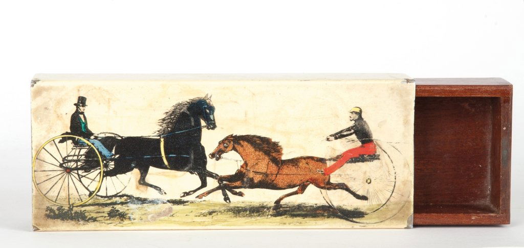 PIERO FORNASETTI Una scatola portasigarette: PIERO FORNASETTI Una scatola portasigarette "", anniÂ…60 Metallo serigrafato, legno di mogano. Cm 20 x 8.