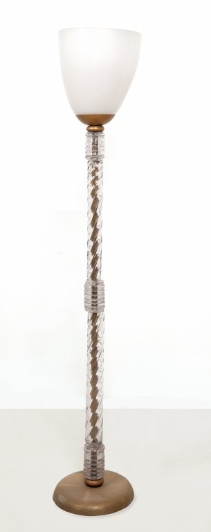 MURANO, anni '30. Una lampada da terra con: MURANO, anni '30. Una lampada da terra con piede di ottone, stelo in cristallo, diffusore in vetro a bollicine. Altezza cm 175.