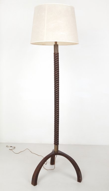 UNA LAMPADA DA TERRA, anni '40. Legno di: UNA LAMPADA DA TERRA, anni '40. Legno di rovere tinto all'anilna, stelo tornito, ottone. Altezza cm 180
