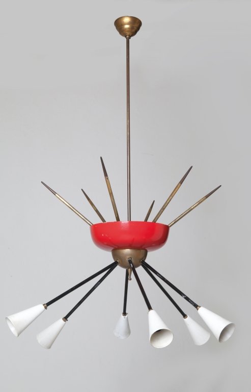 UN LAMPADARIO, anni '50. Ottone lucido e: UN LAMPADARIO, anni '50. Ottone lucido e verniciato, alluminio laccato. Altezza cm 105, diametro cm 70