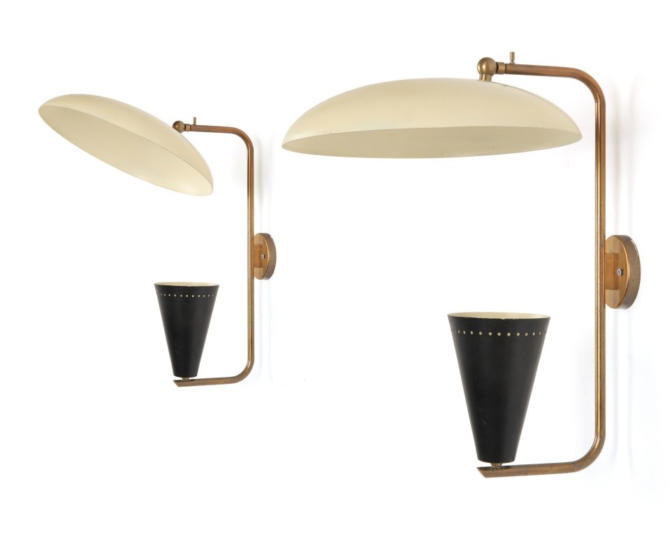 DUE LAMPADE A PARETE, anni '50. Ottone,: DUE LAMPADE A PARETE, anni '50. Ottone, alluminio laccato. Altezza cm 49, larghezza 35, profonditÃ 41.