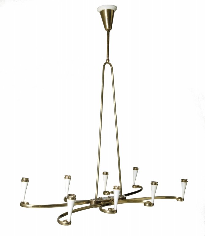 UN LAMPADARIO, anni '50. Ottone, alluminio: UN LAMPADARIO, anni '50. Ottone, alluminio laccato. Cm 90 (h) x 90 x 38.