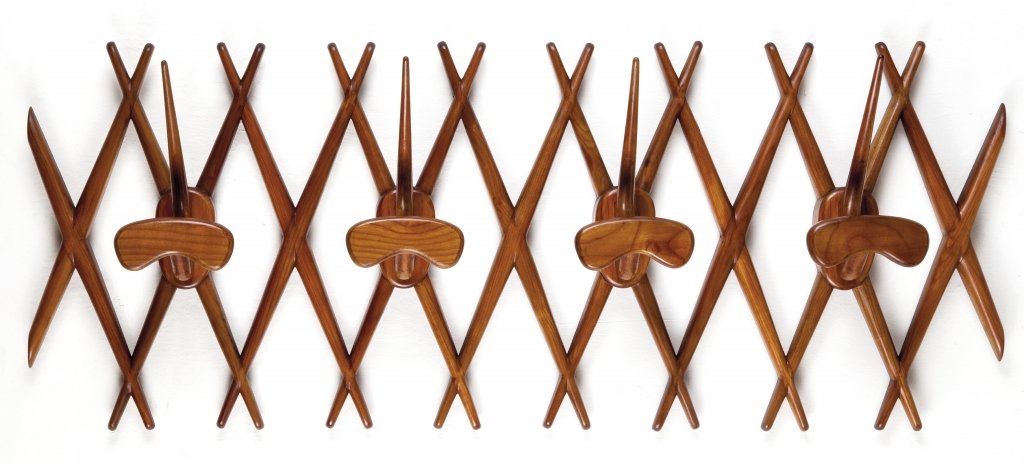 UN APPENDIABITI, anni '50. Legno di: UN APPENDIABITI, anni '50. Legno di ciliegio Altezza cm 53, larghezza 135, profonditÃ 21.