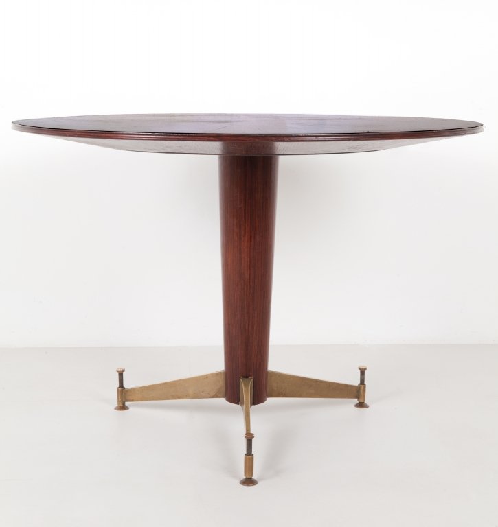 UN TAVOLO, anni '50. Ottone, piedini: UN TAVOLO, anni '50. Ottone, piedini regolabili, legno e impiallacciatura di palissandro. Altezza cm 78, diametro cm 115.