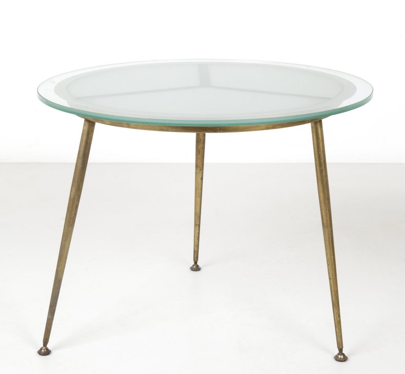 UN TAVOLINO, anni '50. Ottone, cristallo: UN TAVOLINO, anni '50. Ottone, cristallo satinato. Altezza cm 46, diametro cm 60.