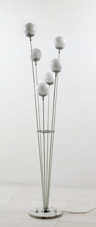 UNA LAMPADA DA TERRA, anni Â‘50 marmo, ferro: UNA LAMPADA DA TERRA, anni Â‘50 marmo, ferro verniciato, ottone cromato, vetro opalino. Altezza cm 168.