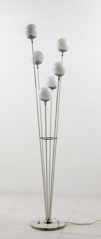 UNA LAMPADA DA TERRA, anni '50. Marmo, ferro: UNA LAMPADA DA TERRA, anni '50. Marmo, ferro cromato, ottone cromato, vetro opalino, interruttore a 4 fasi. Altezza cm 170.