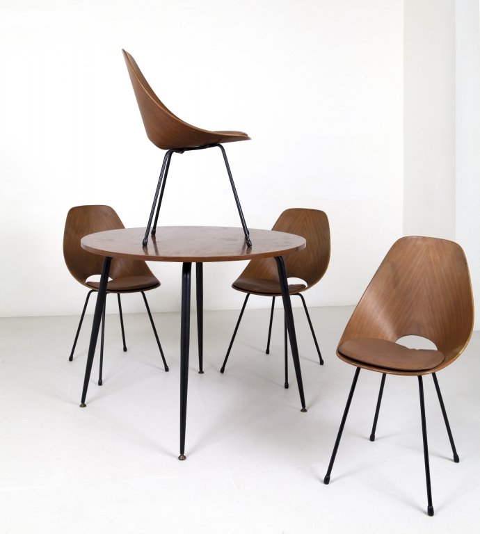 VITTORIO NOBILI Un tavolo e quattro sedie: VITTORIO NOBILI Un tavolo e quattro sedie "Medea" per FRATELLI TAGLIABUE, anni '50. Tavolo (ferro verniciato, piedini regolabili di ottone, piano impiallacciato in teak): altezza cm 77, diametro cm 98