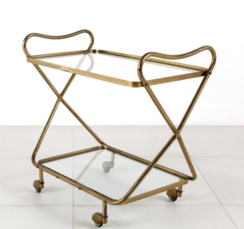 UN CARRELLO, anni '50. Ottone, vetro. Cm: UN CARRELLO, anni '50. Ottone, vetro. Cm 66 (h) x 72 x 40.
