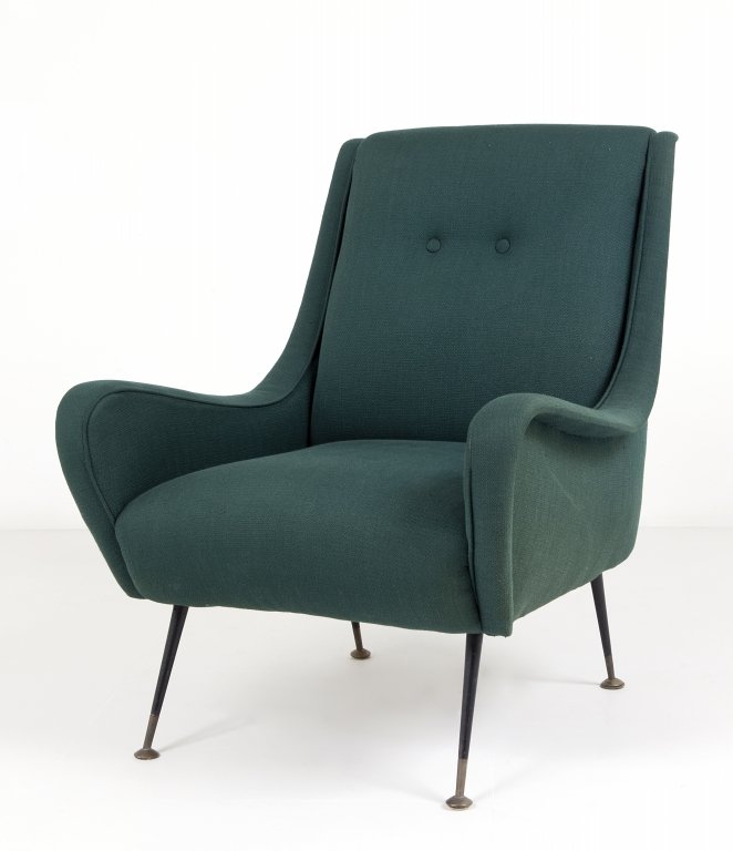 UNA POLTRONA, anni '60. Gambe in ferro: UNA POLTRONA, anni '60. Gambe in ferro verniciato, puntali di ottone, imbottitura rivestita in tessuto. Altezza cm 88, larghezza 70, profonditÃ 75.
