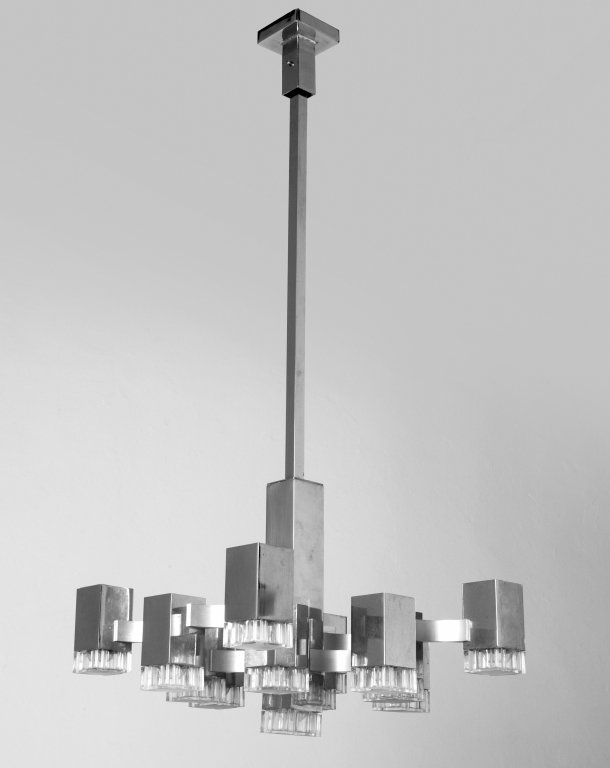 SCIOLARI Un lampadario, anni '60. Metallo: SCIOLARI Un lampadario, anni '60. Metallo cromato, perspex. Altezza cm 112, diametro cm 54.