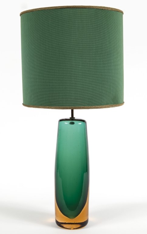 UNA LAMPADA DA TAVOLO, anni '60. Vetro: UNA LAMPADA DA TAVOLO, anni '60. Vetro sommerso, paralume in tela. Altezza cm 51.