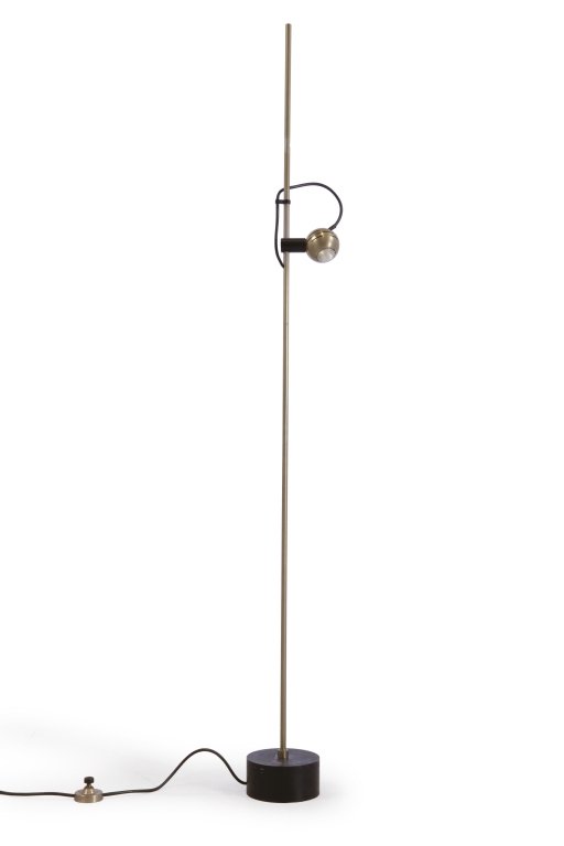 ANGELO LELII Una lampada da terra "Vogue": ANGELO LELII Una lampada da terra "Vogue" (modello 12923) per ARREDOLUCE, 1962. Alluminio laccato, ottone nichelato opaco, sfera orientabile magneticamente. Altezza cm 158. A "Vogue" floor lamp (12923