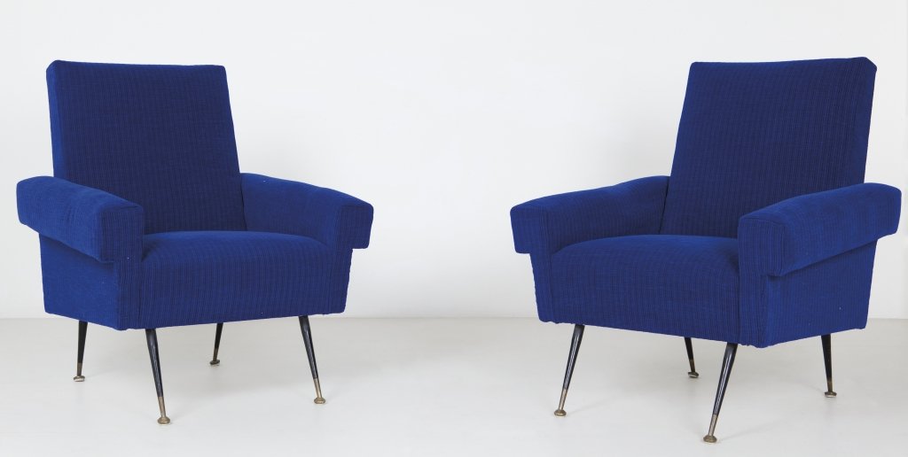 DUE POLTRONE, anni '60. Struttura in legno,: DUE POLTRONE, anni '60. Struttura in legno, gambe in ferro verniciato con puntali di ottone, imbottiture rivestite in velluto. Altezza cm 90, larghezza 73, profonditÃ 73.