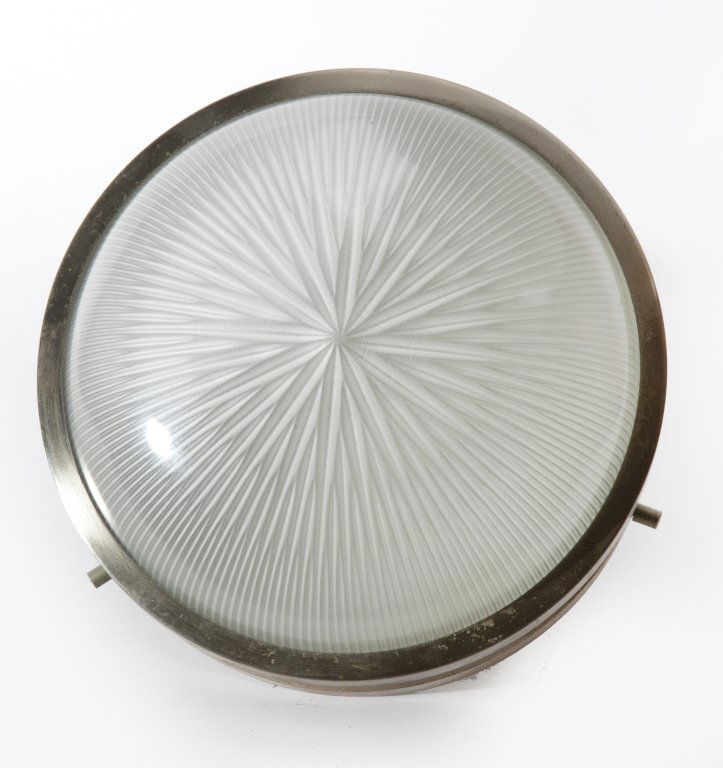 SERGIO MAZZA Una lampada a plafone "Sigma": SERGIO MAZZA Una lampada a plafone "Sigma" per ARTEMIDE, 1960. Ottone nichelato opaco, vetro stampato. Altezza cm 16, diametro cm 20. Letteratura: Domus 399 (febbraio 1963), p. d/108 catalogo Artemide